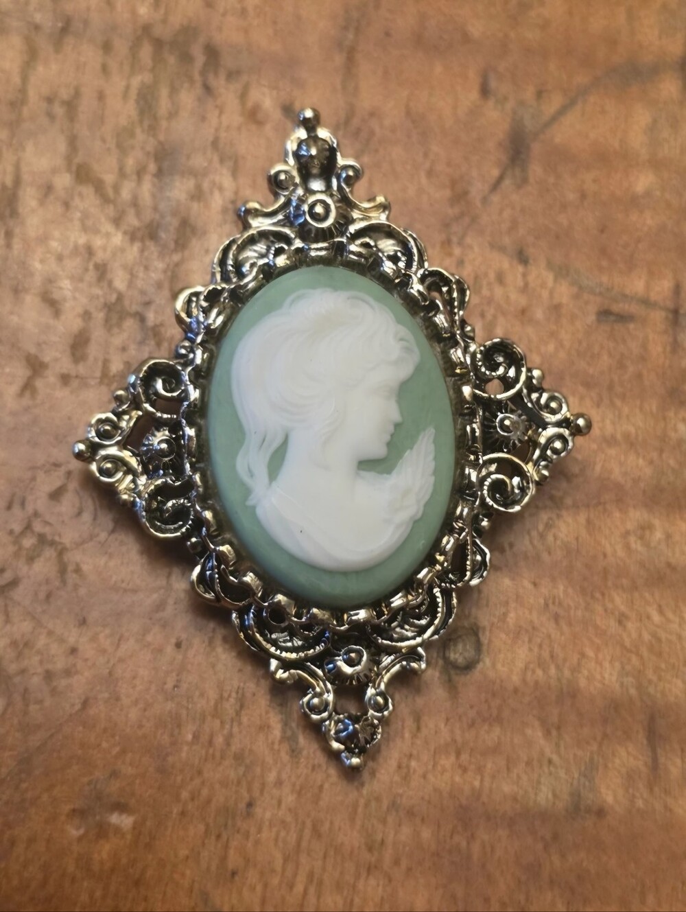 Gerry's Gold Tone Oval Green White Lady Cameo Pendant Vintage Classic Jewelry